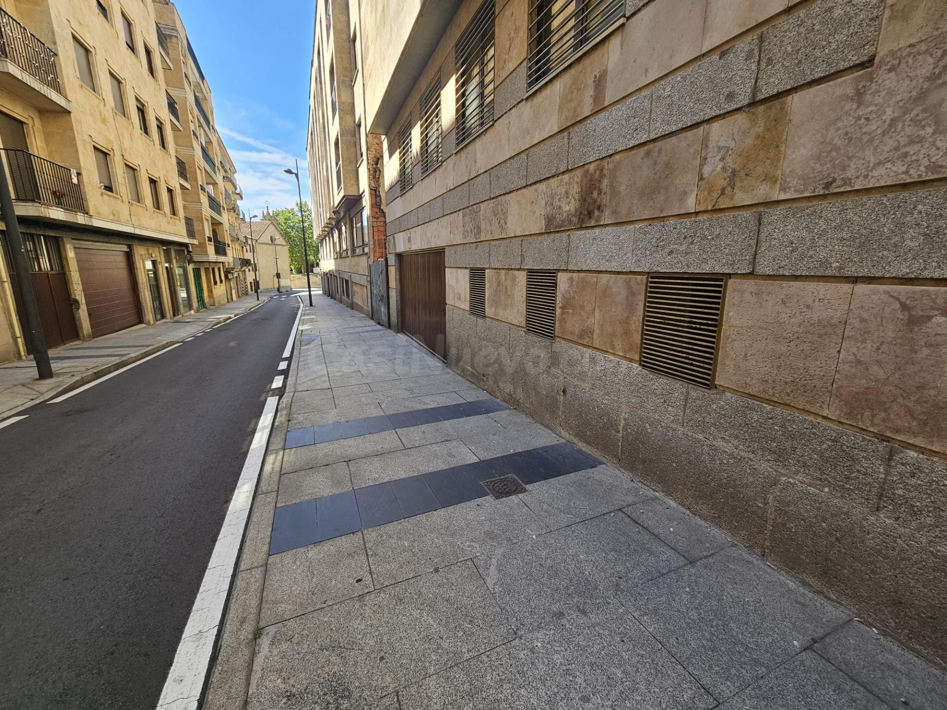 LOCAL GARAJE  EN PLANTA BAJA JUNTO PLAZA DE LA FUENTE PARA 4