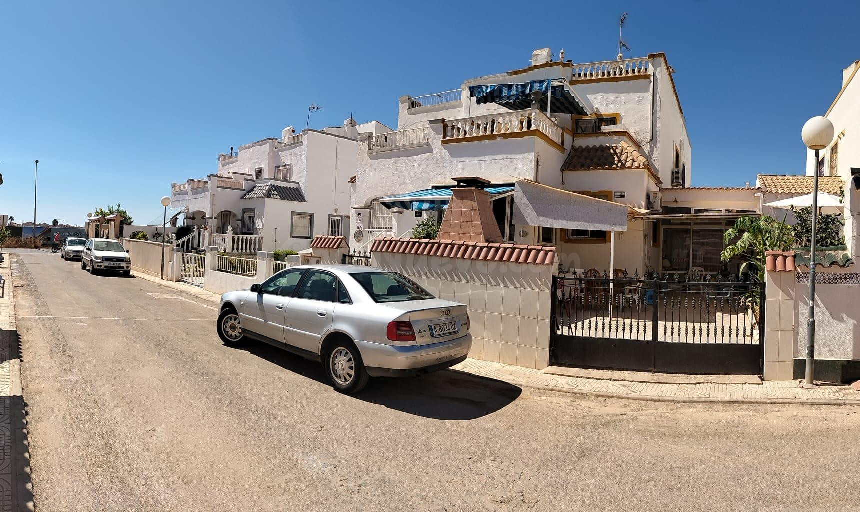 Chalet Adosado de 3 Dormitorios con Solárium y Vistas al Mar en El Ándalus, Orihuela Costa
