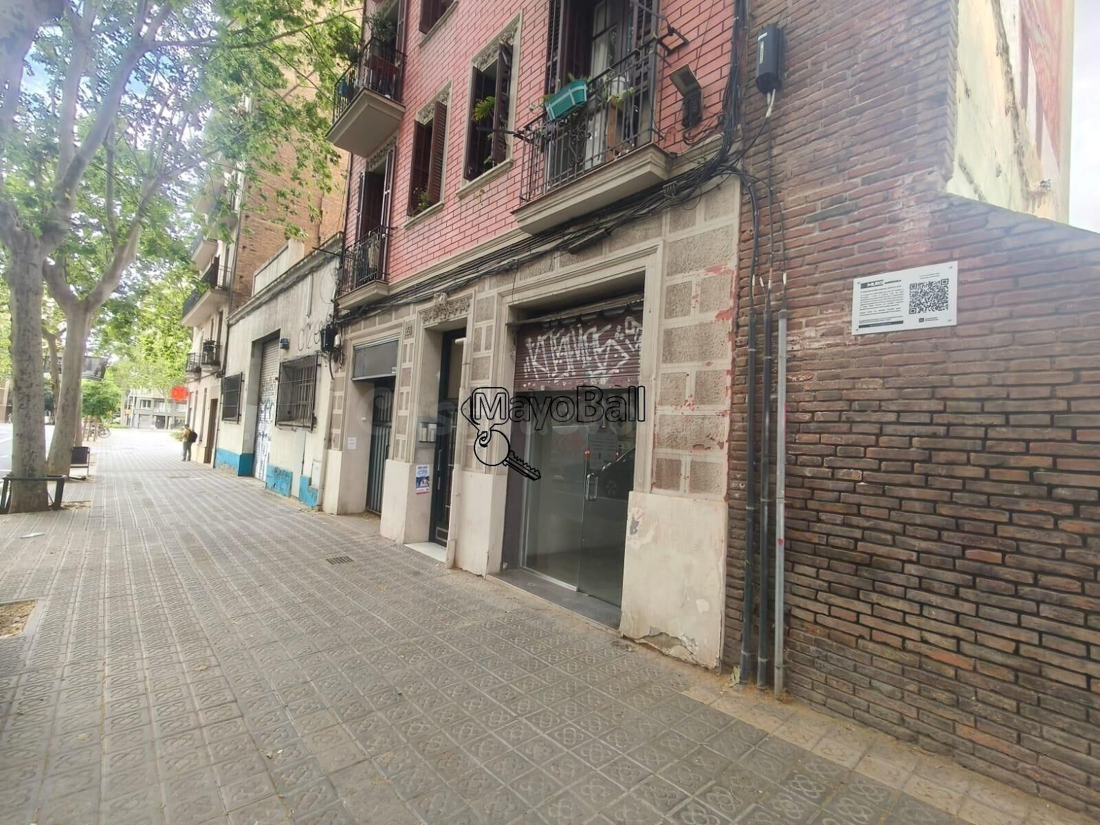 Local esquinero en Eixample con alta visibilidad zona Sagrada Familia