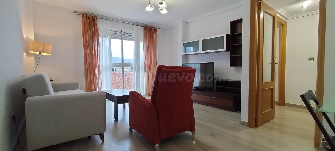 ALQUILER SÓLO DE TEMPORADA Piso de 3 dormitorios y 2 baños e - foto 4