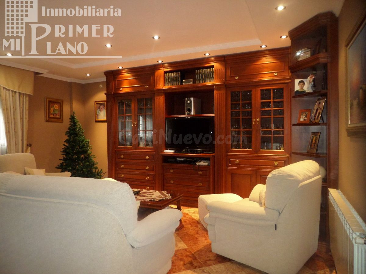 *Casa de 2 plantas en calle Duque de Alba, de 350m2 de superficie y 550 m2 construidos*