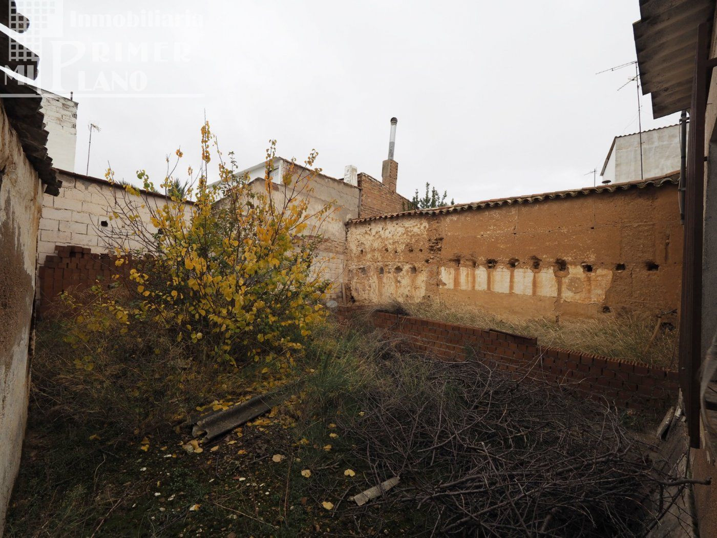 *Casa de planta baja con 255m2 Y 10m de fachada, junto a García Pavón por 54.000 Euros*