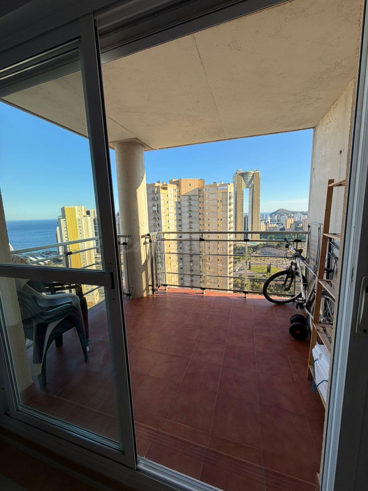 Apartamento con inmejorables vistas al mar y a la montaña en zona tranquila y cercana a todos los servicios - foto 2