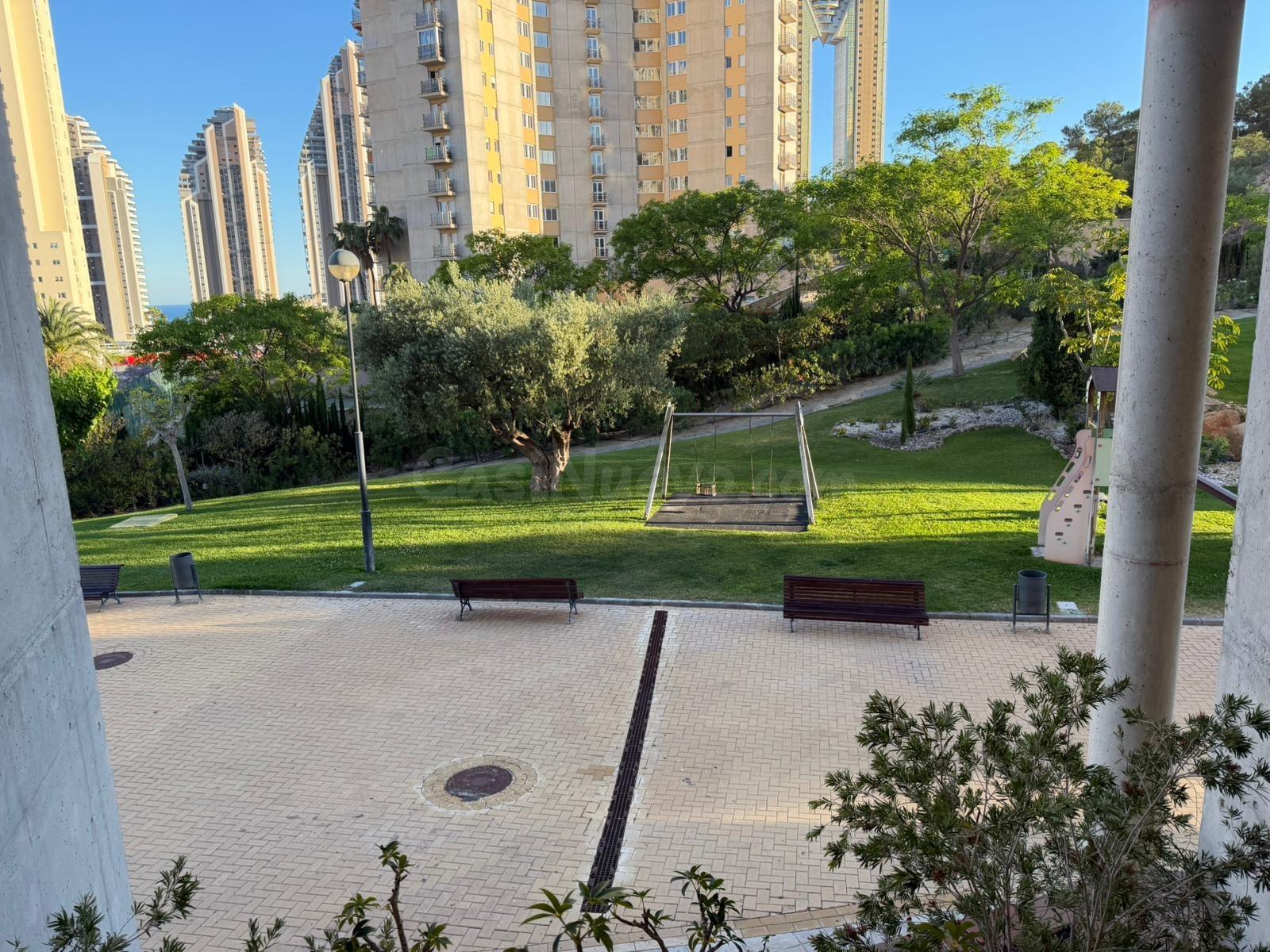 Apartamento con inmejorables vistas al mar y a la montaña en zona tranquila y cercana a todos los servicios - foto 3
