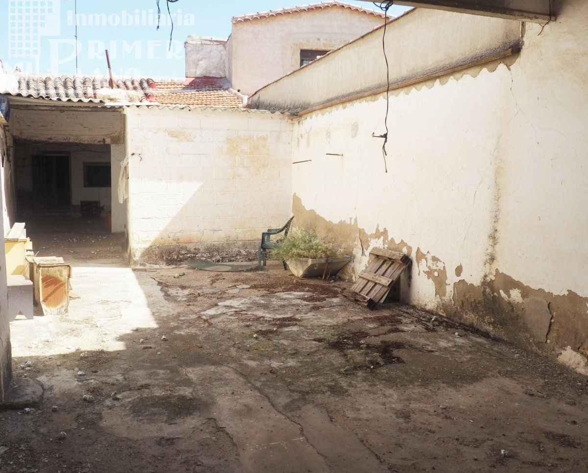 *Casa de planta baja, con acceso a dos calles, 191 m2 de suelo, por solo 57.000 Euros*