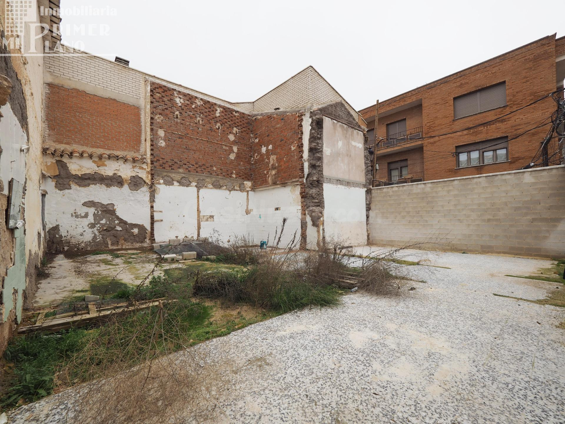 *¡OFERTA! solar en esquina,128 m2 de parcela y 20m de fachada para reformar o derribar*