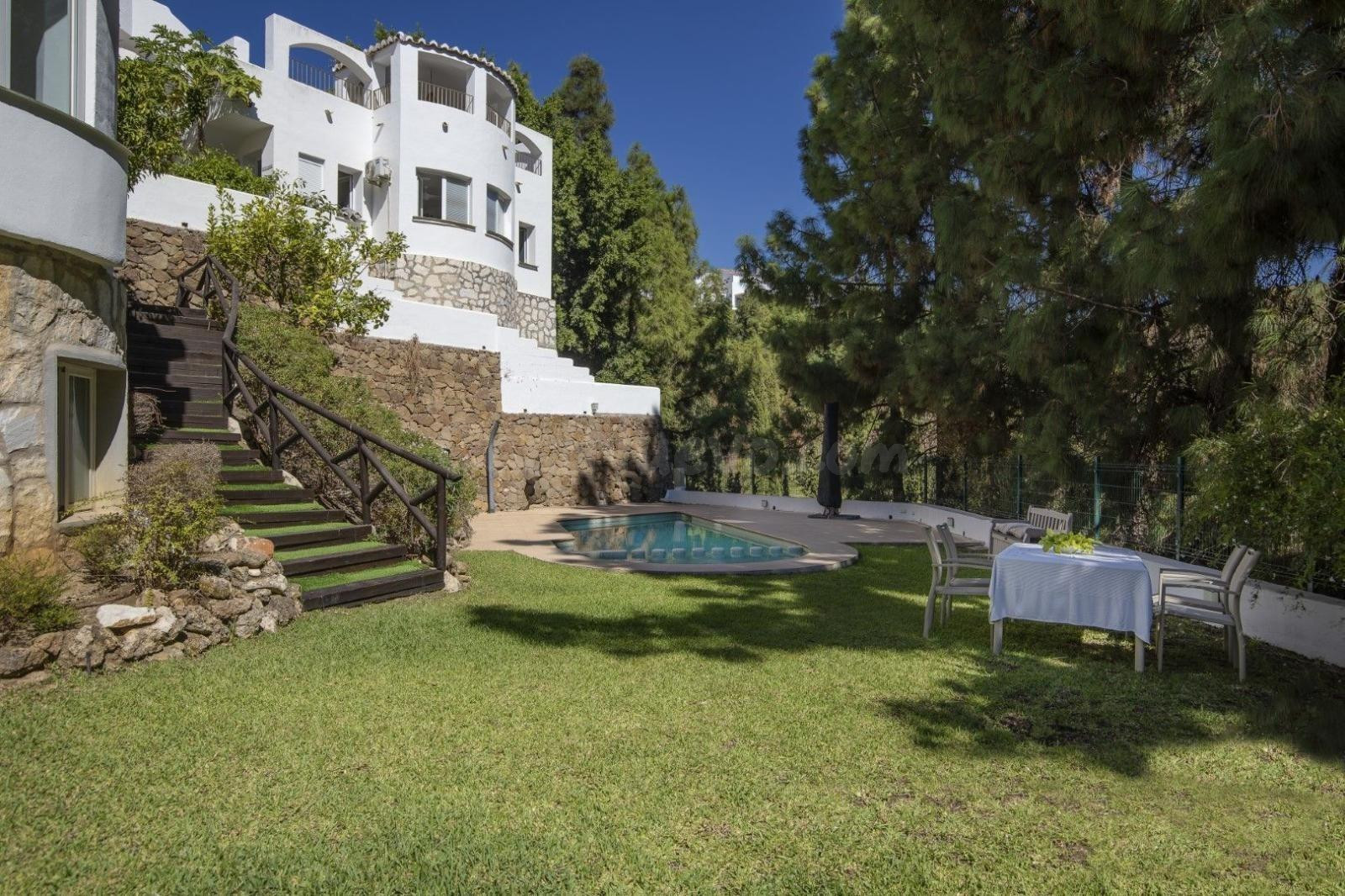Venta de casa adosada con dos dormitorios en Calahonda, Mija