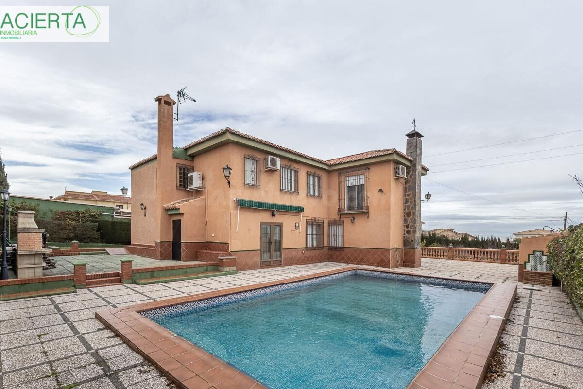 Chalet con piscina y gran parcela en la urbanización Molino Alto de Otura.