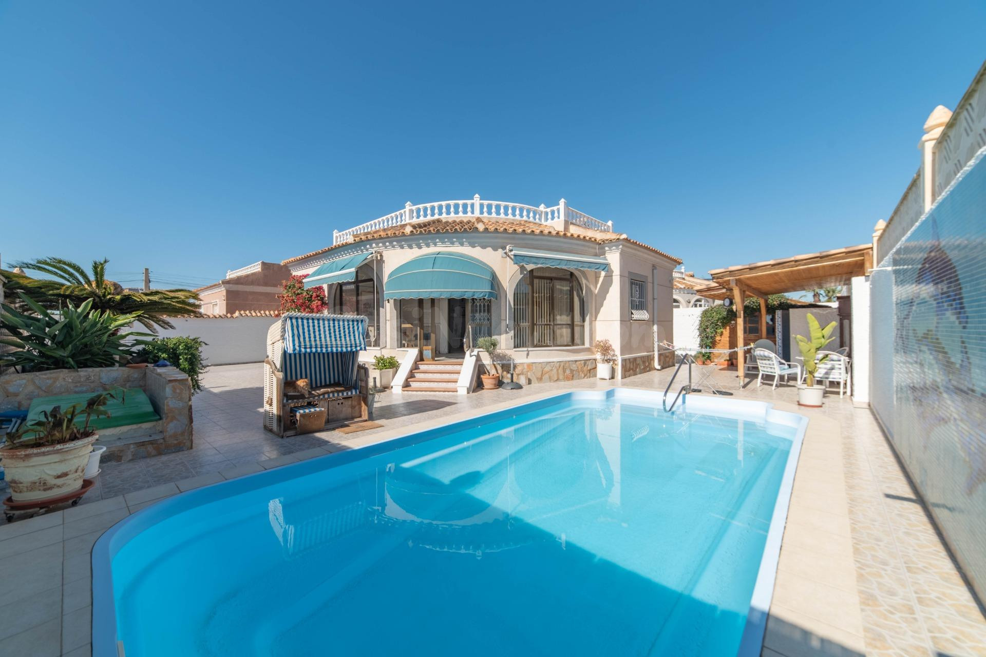 Villa independiente con piscina privada en San Luis – Torrevieja