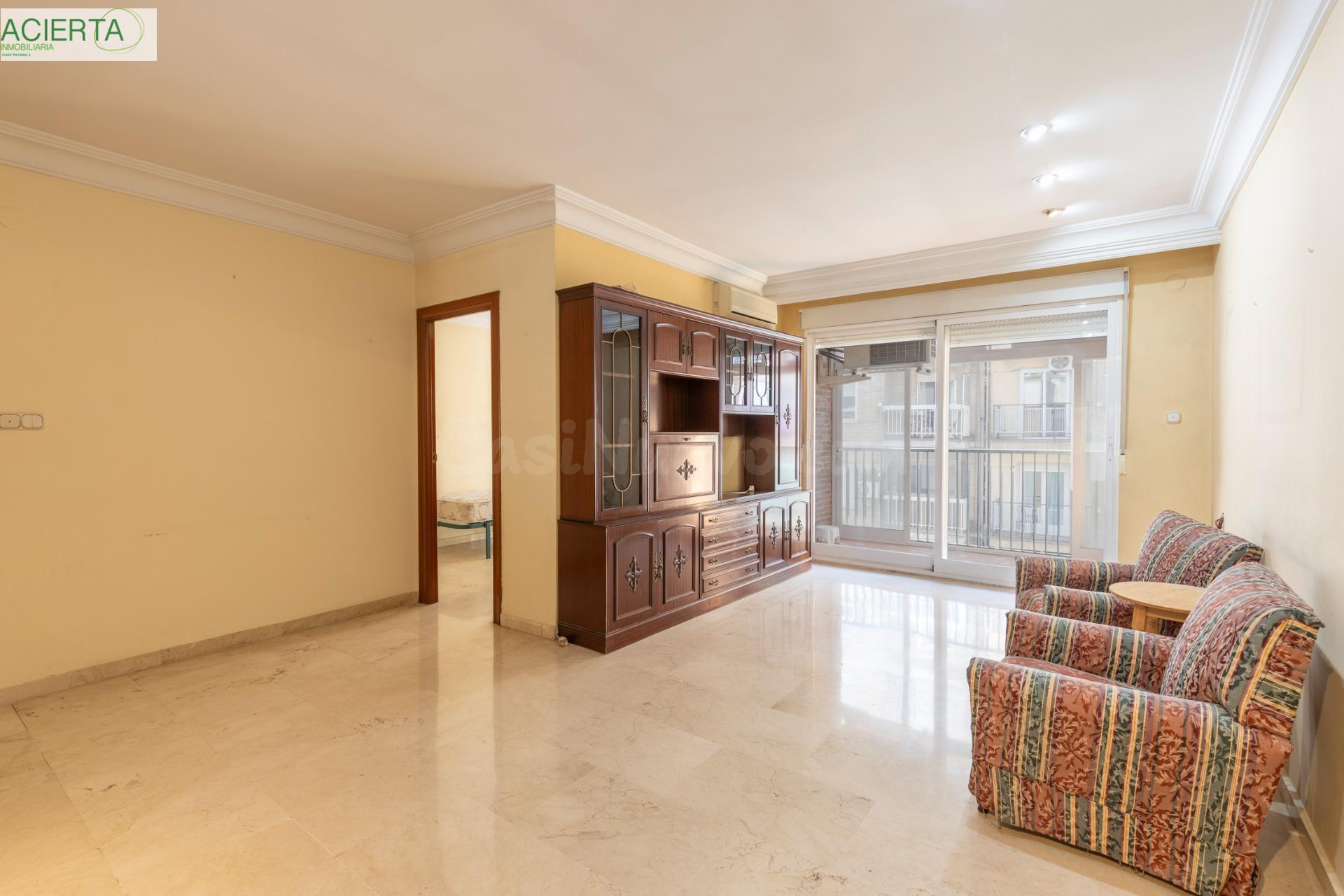 Piso en venta en pleno centro de Granada – Planta alta, garaje y gran potencial de reforma
