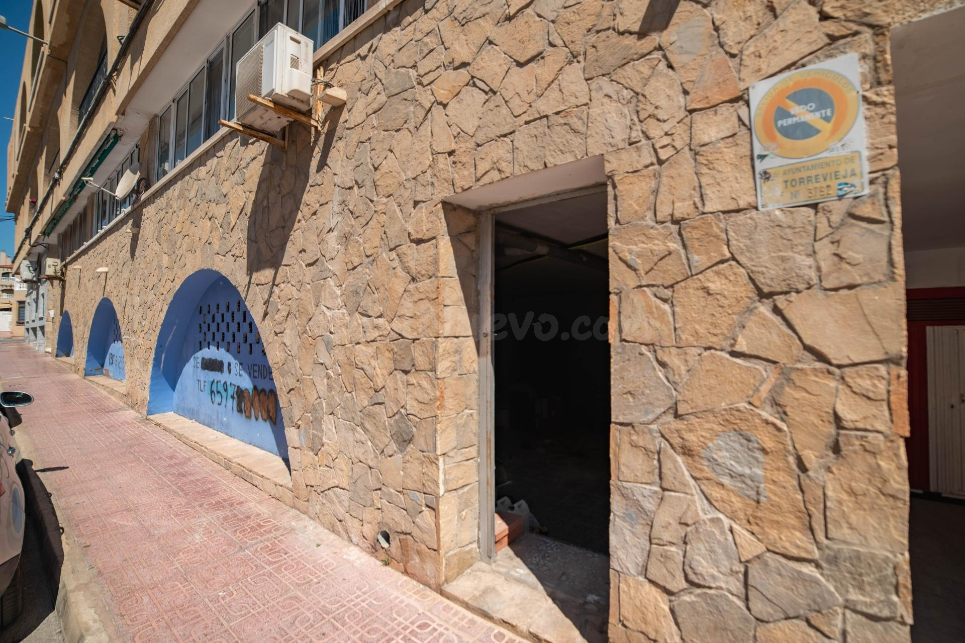 Inversión Estrella a Pasos de la Playa: Local Versátil Ideal para Negocio o 3 Estudios