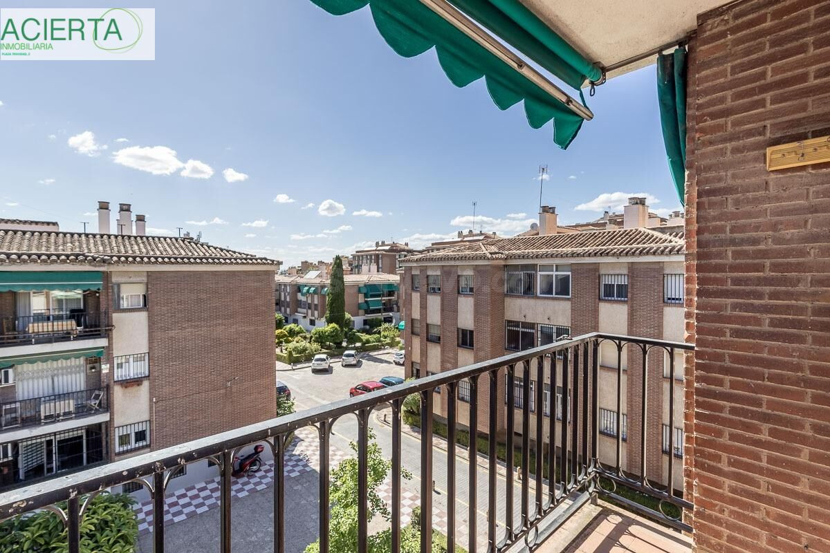 Traumatología (zona). Piso 4 dormitorios, 2 baños. Calefacción central. Plaza de aparcamiento y trastero.