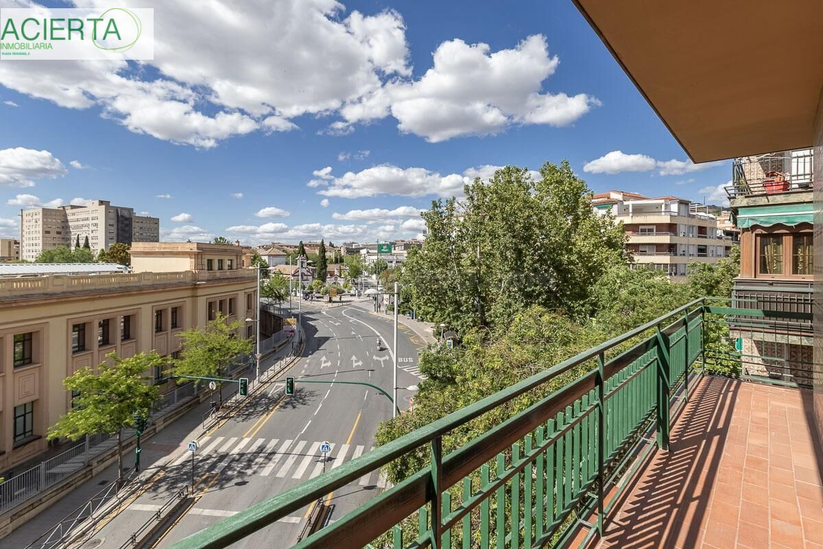 Piso señorial de 182 m2 en Avenida Madrid: amplitud, luz y posibilidades infinitas con garaje opcional.