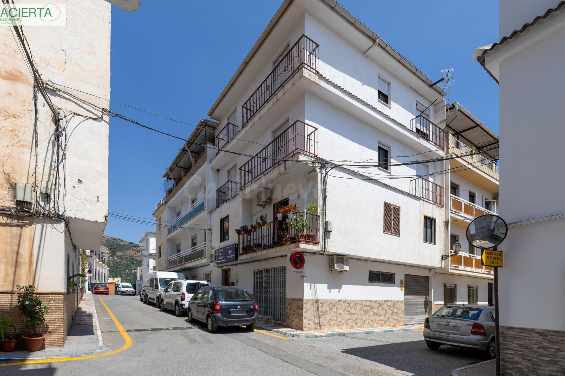 ¡Oportunidad en Lanjarón! Piso con balcón y un gran potencial de inversión