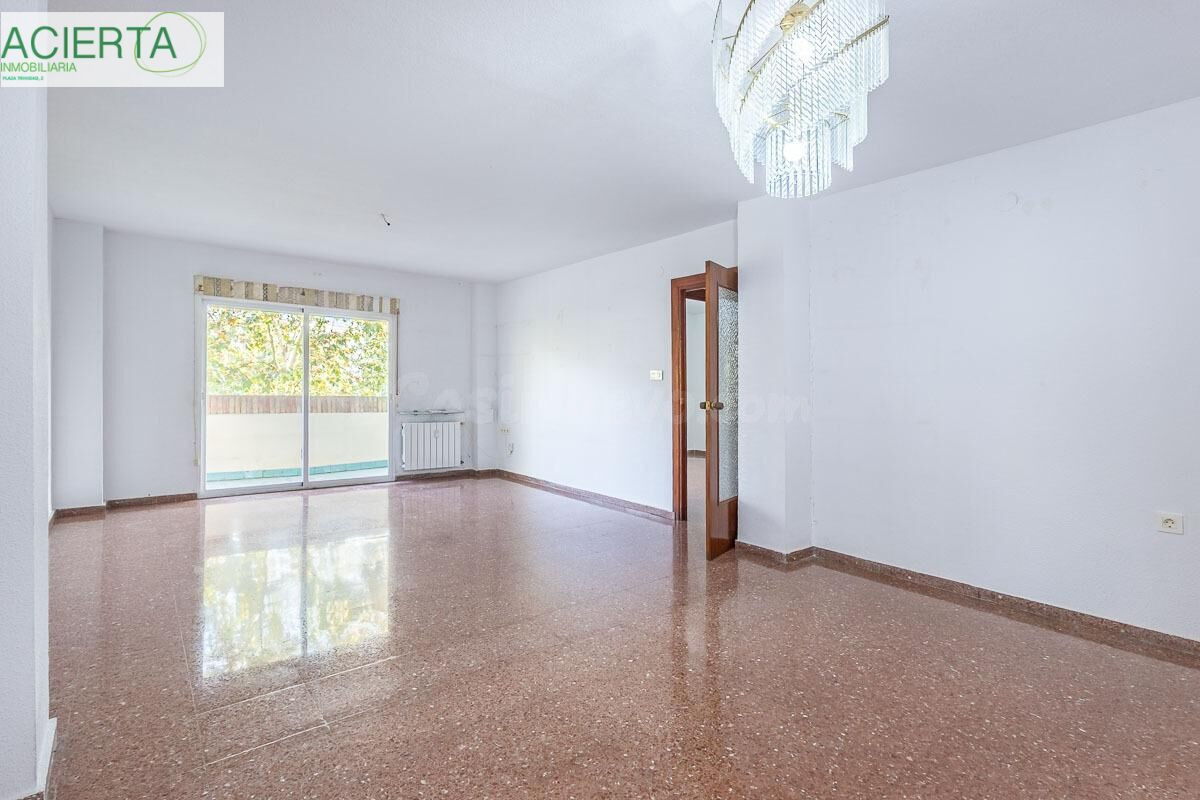 Piso con plaza de garaje cerrada junto a La Inmaculada, frente al río Genil.