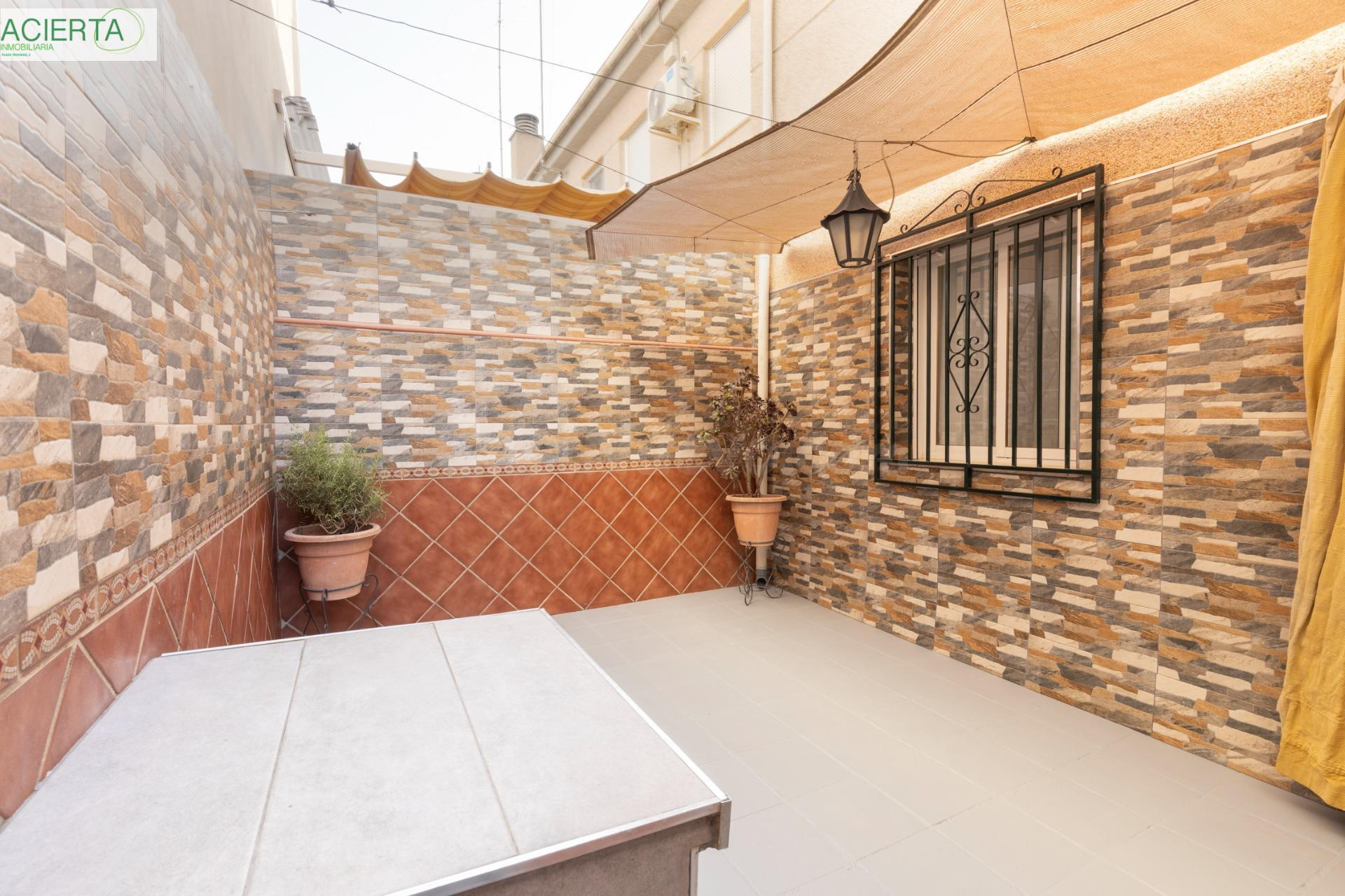 PRECIOSO ADOSADO CON PATIO, TERRAZA, COCHERA Y ESTUFA DE LEÑA EN LAS GABIAS (GRANADA)