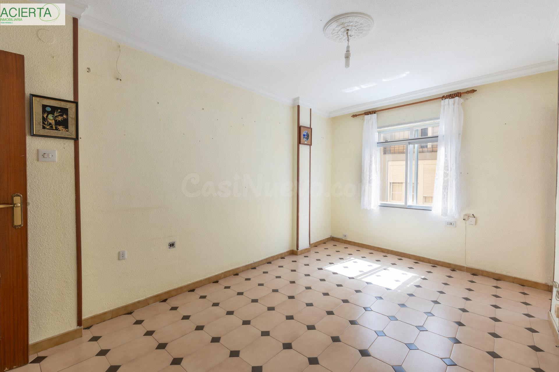 Piso de 3 dormitorios en planta alta, luminoso y con balcón en el Zaidín