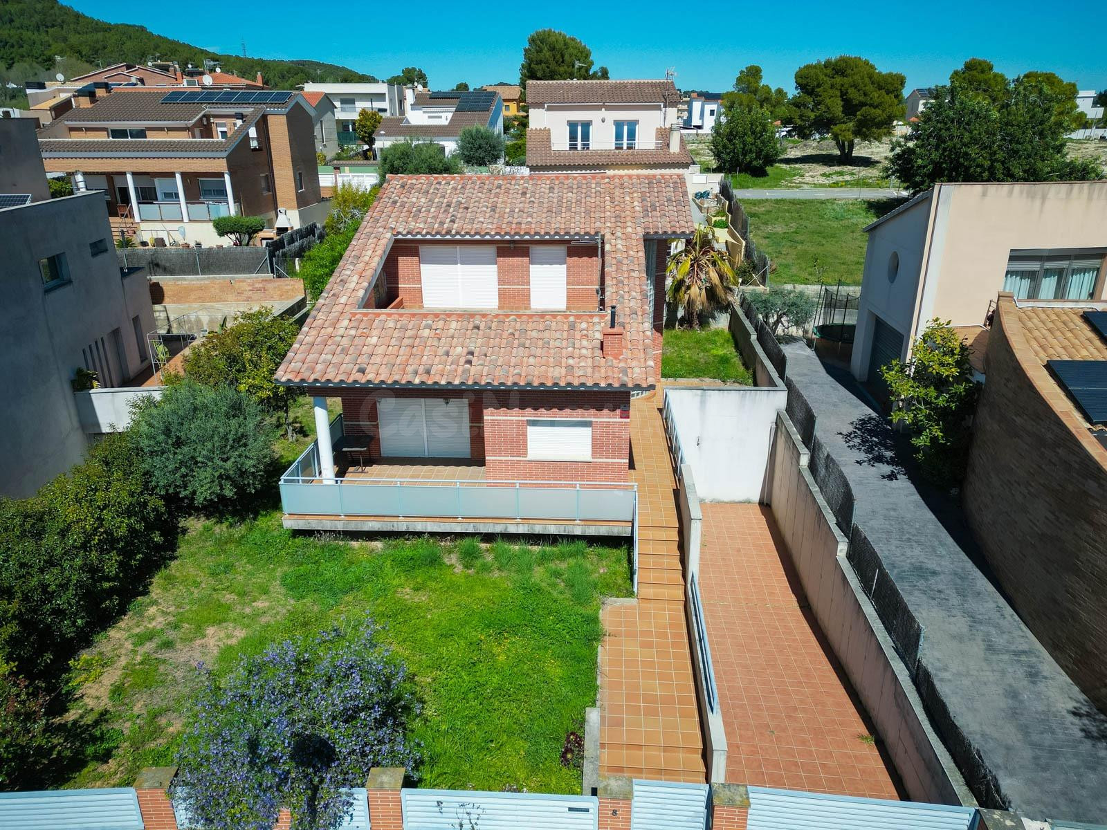 Chalet independiente con gran terraza en Calafell