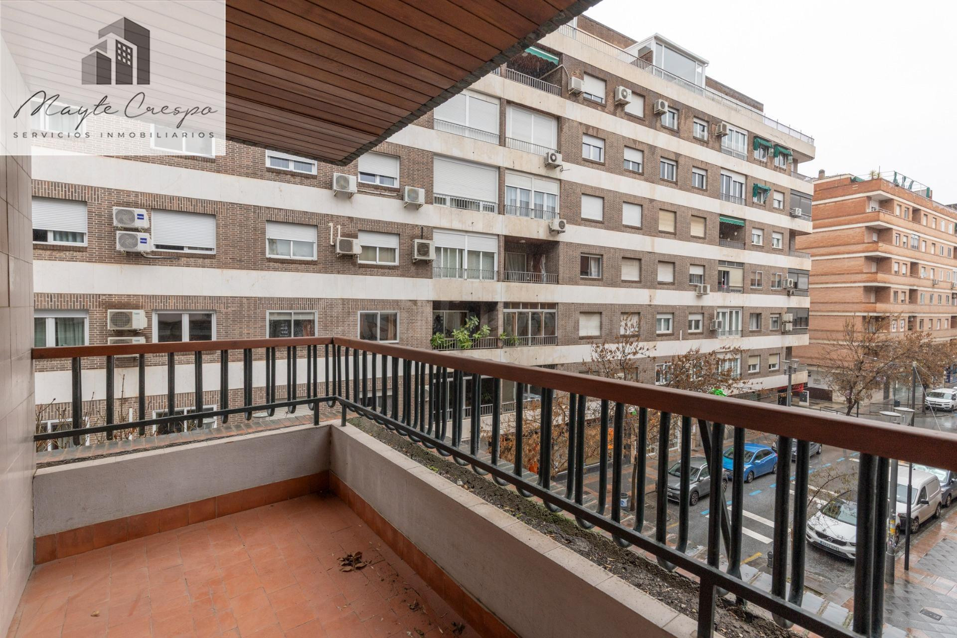 Piso en pleno centro de Granada con 2 plazas de garaje y trastero