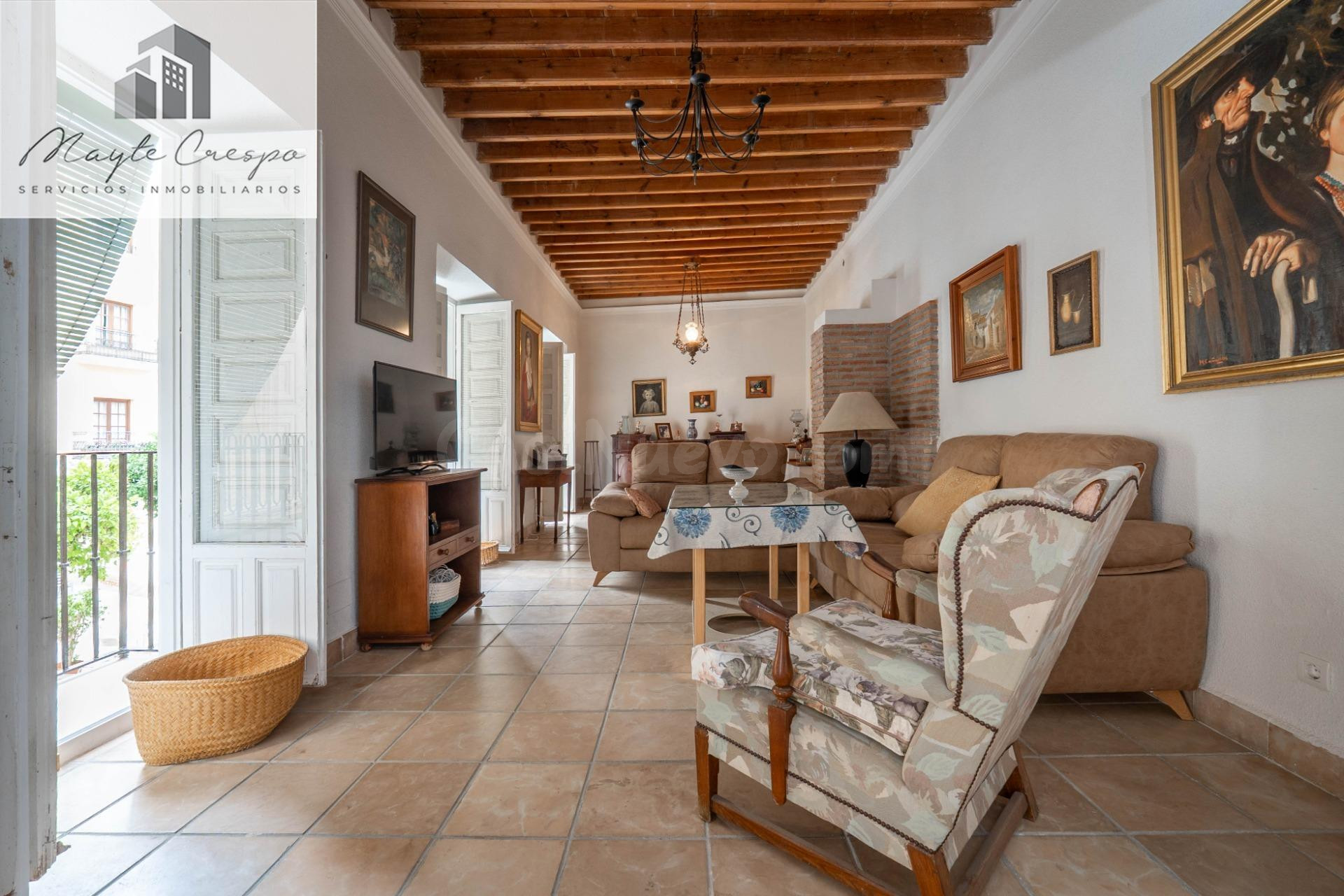 Casa de 555 m2 con 3 plantas y 2 locales comerciales junto a