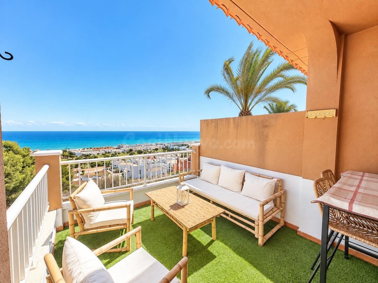 MOJÁCAR – ÁTICO CON VISTAS AL MAR, SOLÁRIUM DE MÁS DE 50 M2, APROBACIÓN PARA USO TURÍSTICO Y 2 PLAZAS DE GARAJE INCLUIDAS   PRECIO: 246.000 €