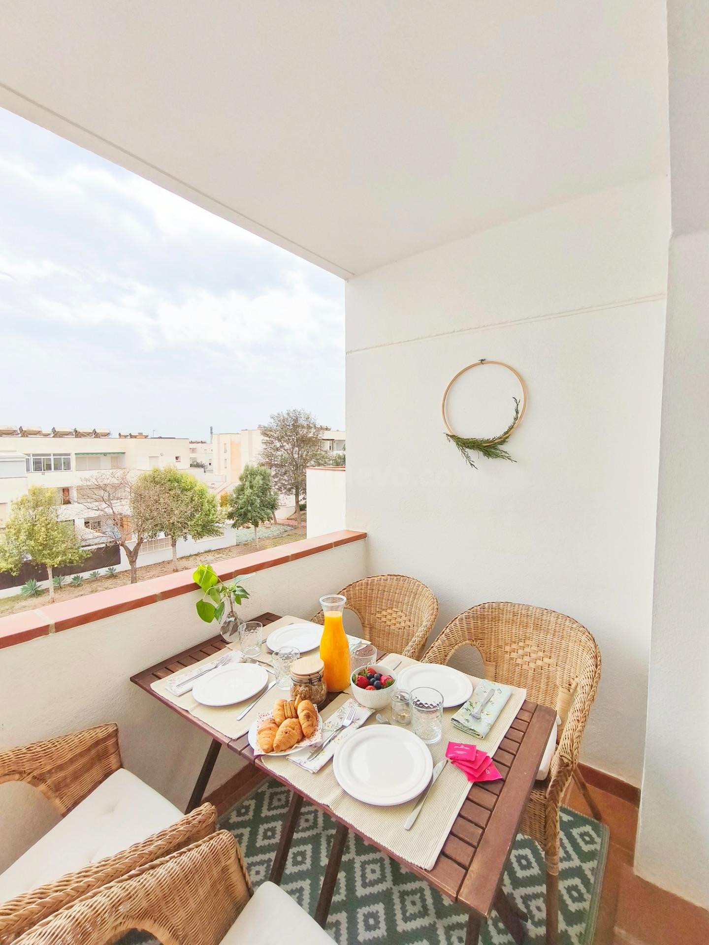 EL TOYO – RETAMAR - ALMERÍA  Exclusivo PISO de 94 m2 con 2 terrazas, GARAJE INCLUIDO, URB. con PISCINA, a solo cinco minutos de la PLAYA
