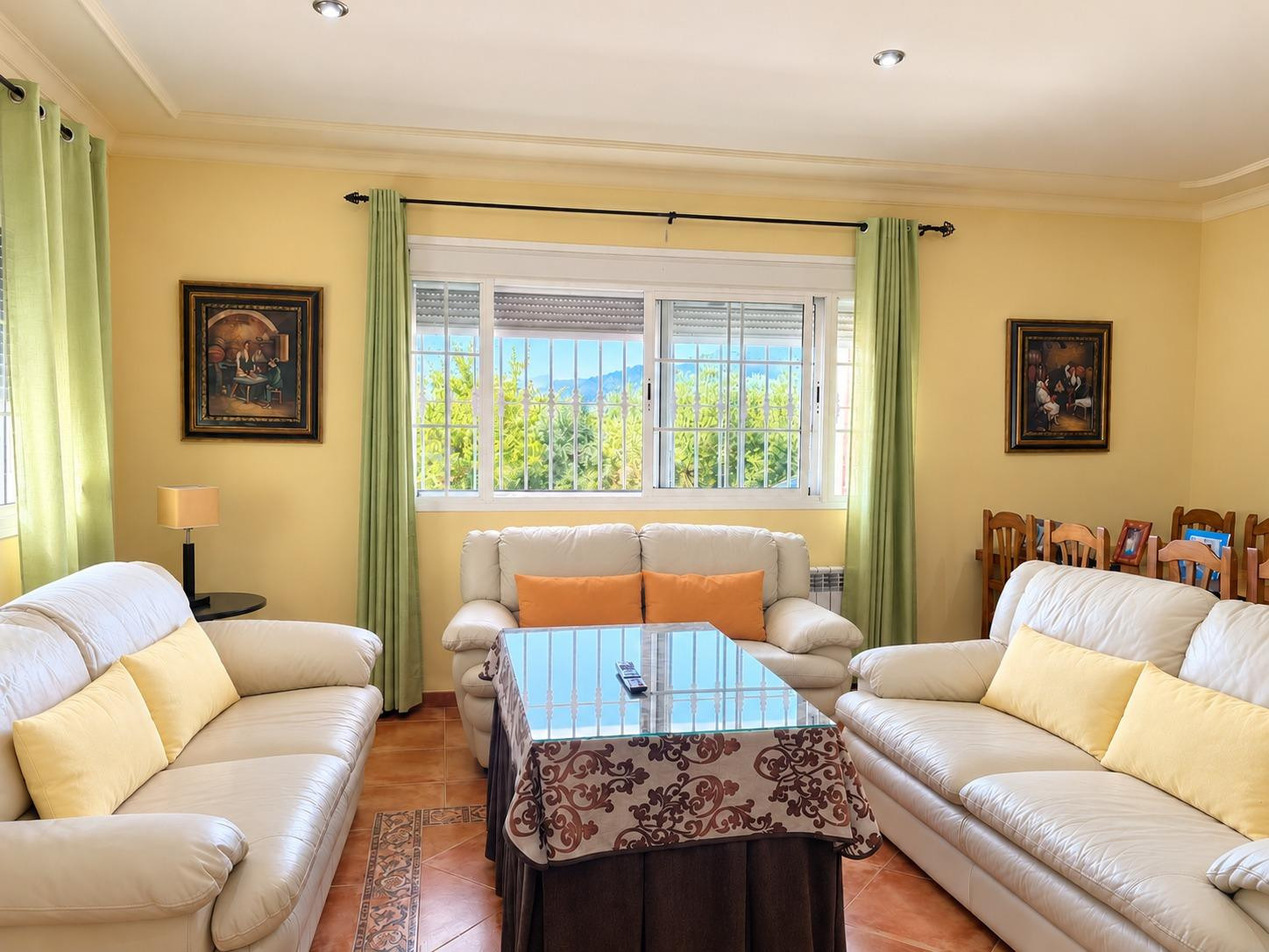 TIJOLA CASA DE 265 M2 + 38 M2 DE PORCHE + 109 M2 DE ALMACENES CON 6.500 M2 DE OLIVOS EN PRODUCCIÓN  PRECIO: 475.000 €