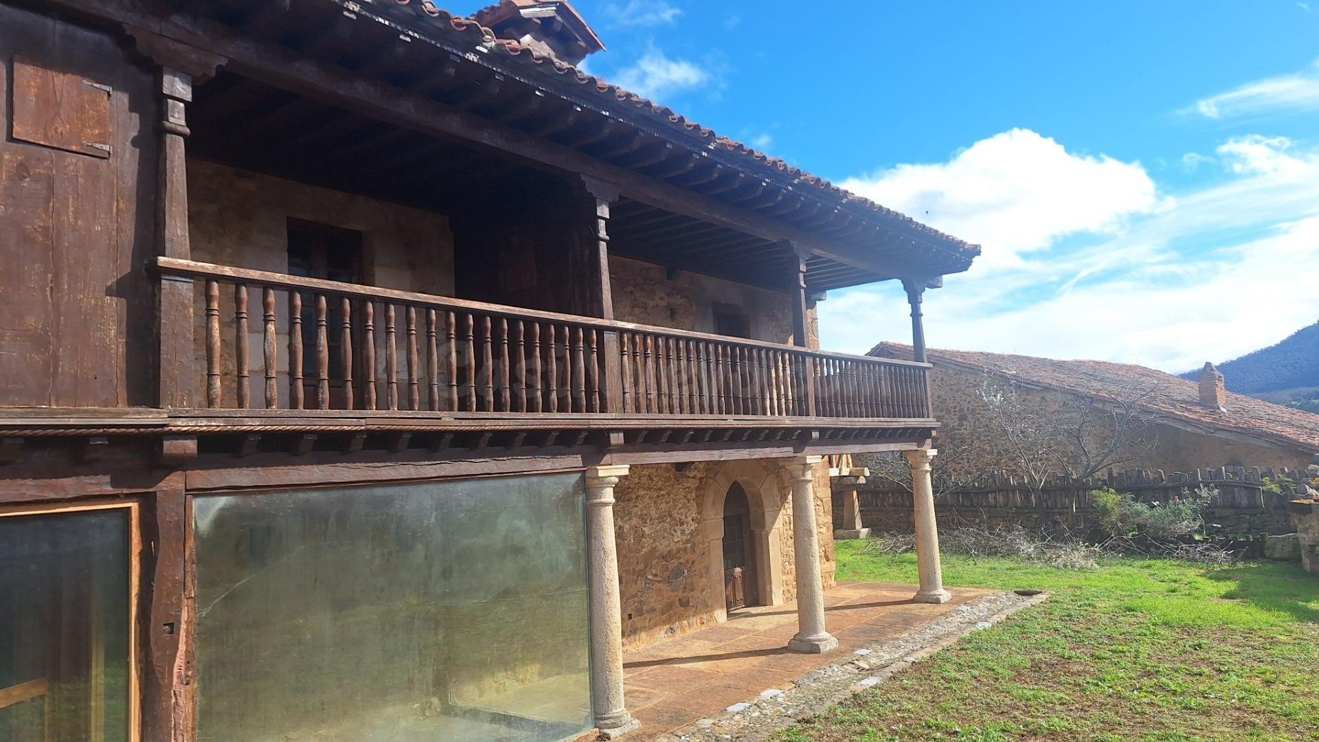 Complejo de edificaciones de piedra en Mogrovejo - foto 3