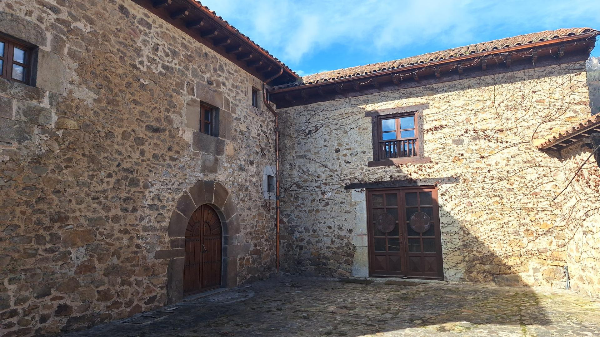 Complejo de edificaciones de piedra en Mogrovejo - foto 4