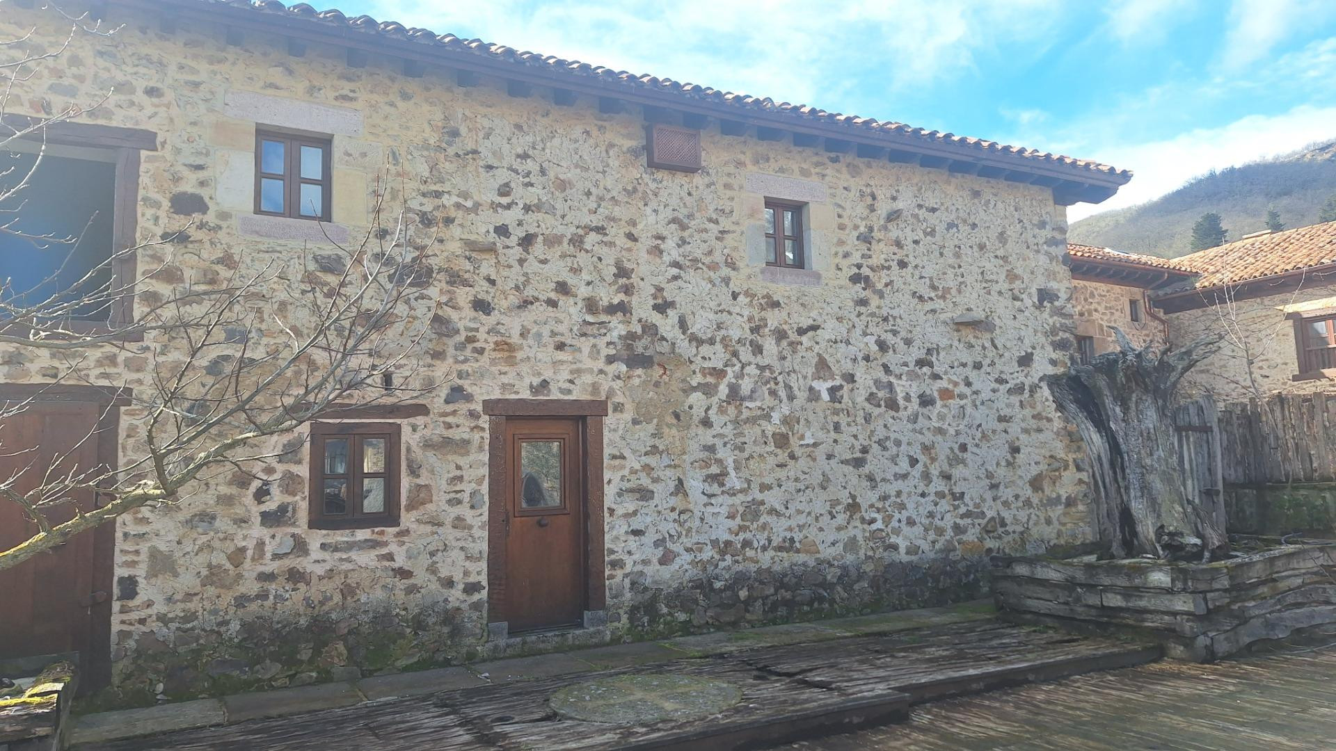 Complejo de edificaciones de piedra en Mogrovejo - foto 5