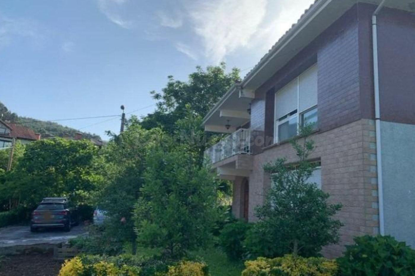 EXCLUSIVO CHALET CON GRAN PARCELA  EN LIMPIAS