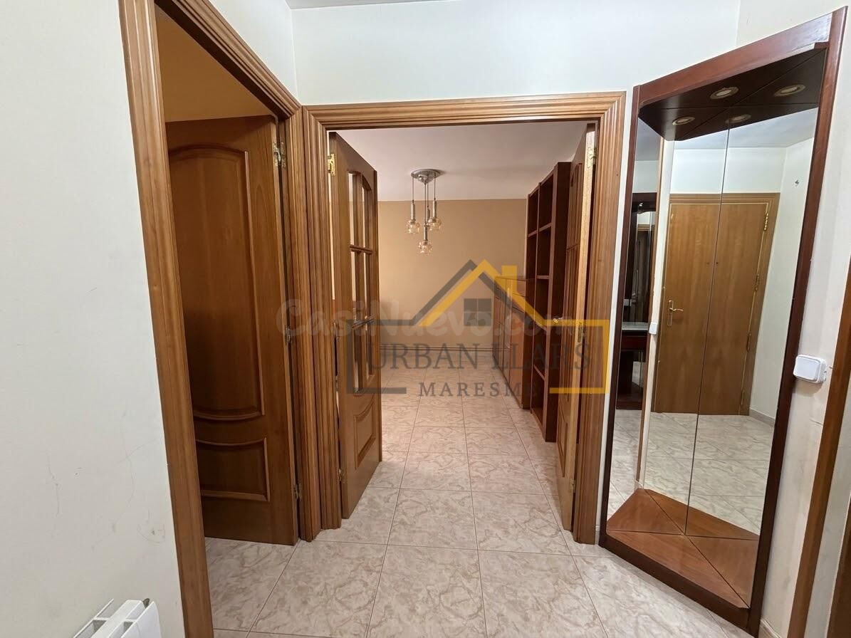 Amplio piso de 4 habitaciones con 2 balcones y ascensor en M - foto 2