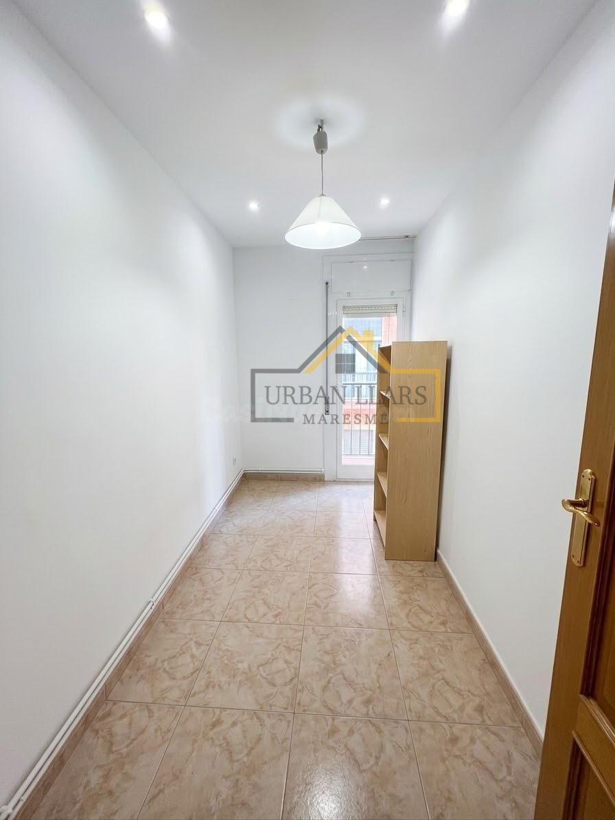 Amplio piso de 4 habitaciones con 2 balcones y ascensor en M - foto 4