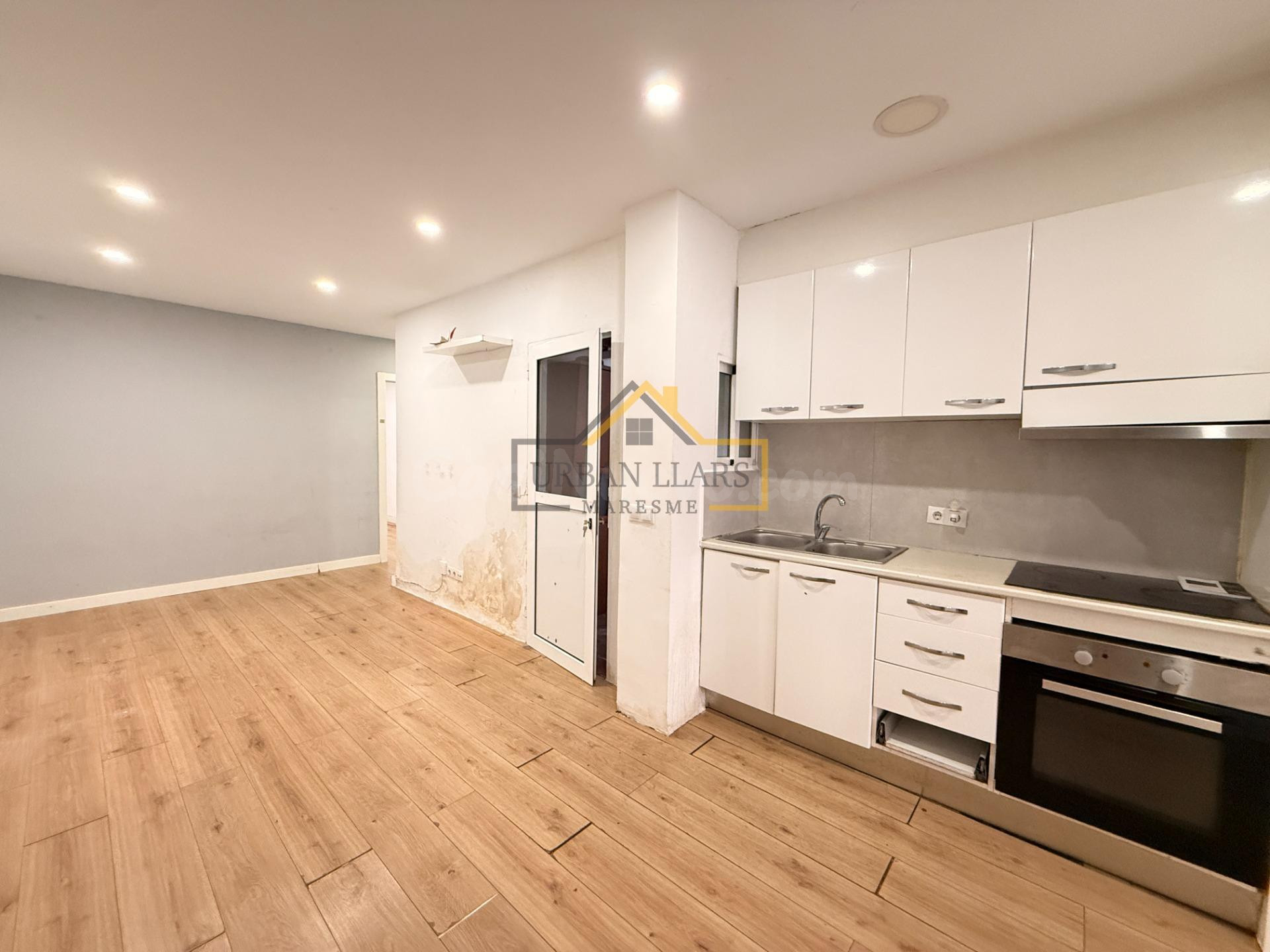 Piso amplio de tres habitaciones para dejar a tu gusto.