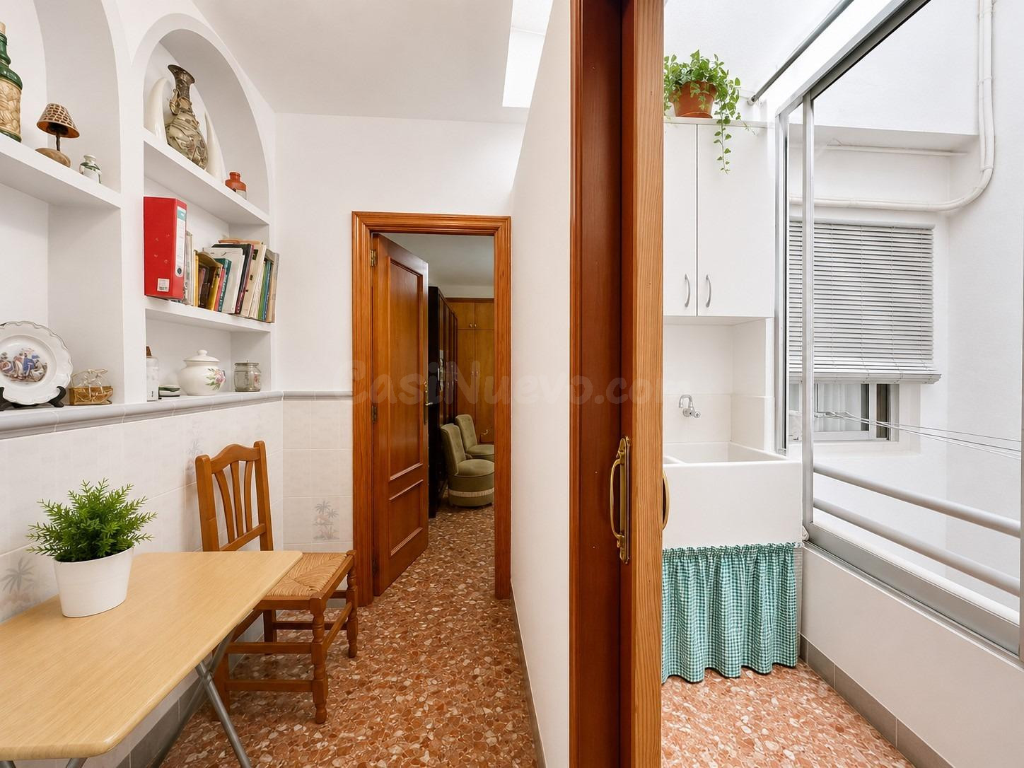 Amplia casa con garaje, terraza y múltiples posibilidades en - foto 5