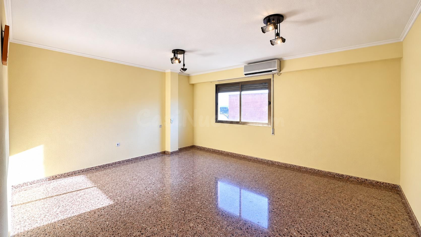 PISO EN VENTA EN CARLET – AMPLITUD, COMODIDAD Y EXCELENTE UB - foto 2