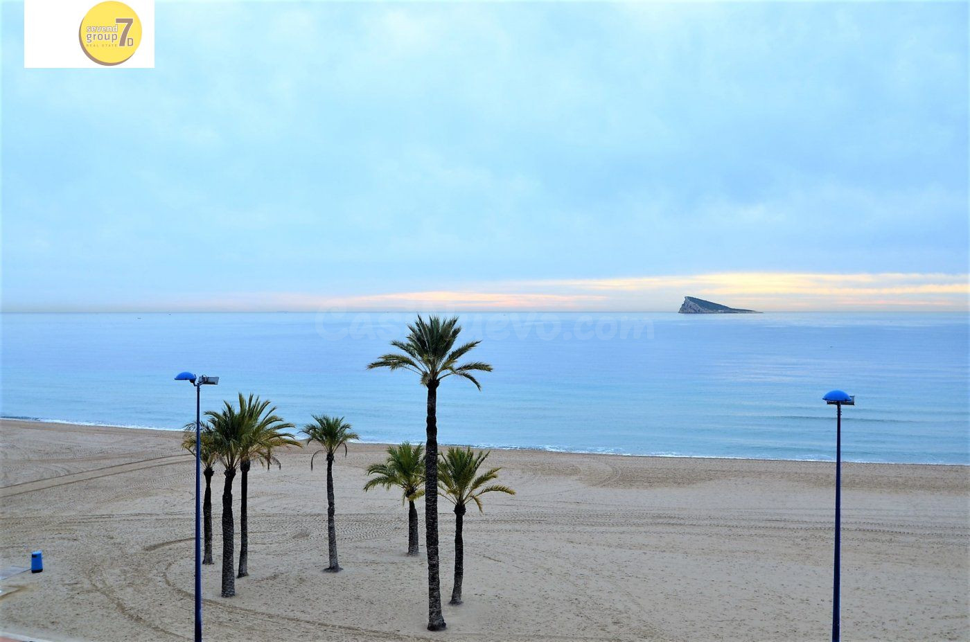 SE VENDE PISO DE TRES DORMITORIOS EN PRIMERA LINEA DE PLAYA PONIENTE SEVEND GROUP .ES
