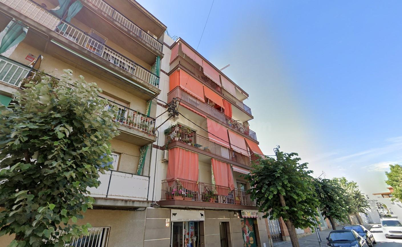 Se vende piso ALQUILADO en Calle Nuria de Premià de Mar (Barcelona).