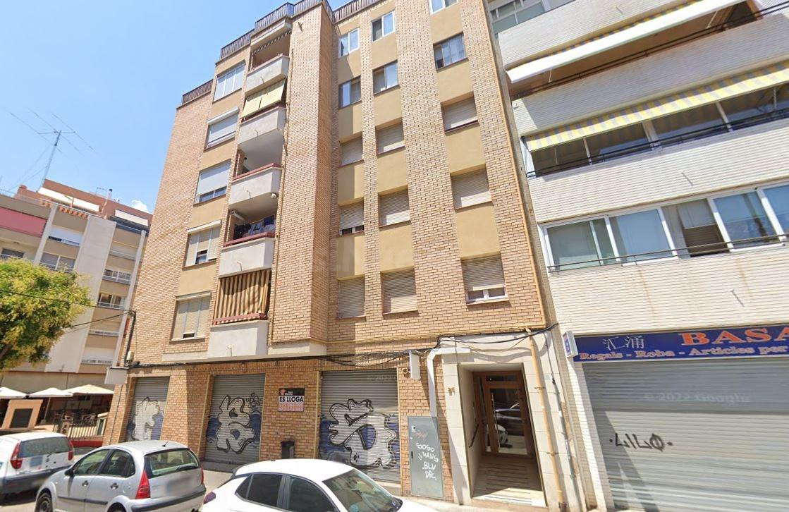 Se vende piso OKUPADA en Calle Alcalde Joan Bertran 21 de Reus (Tarragona).