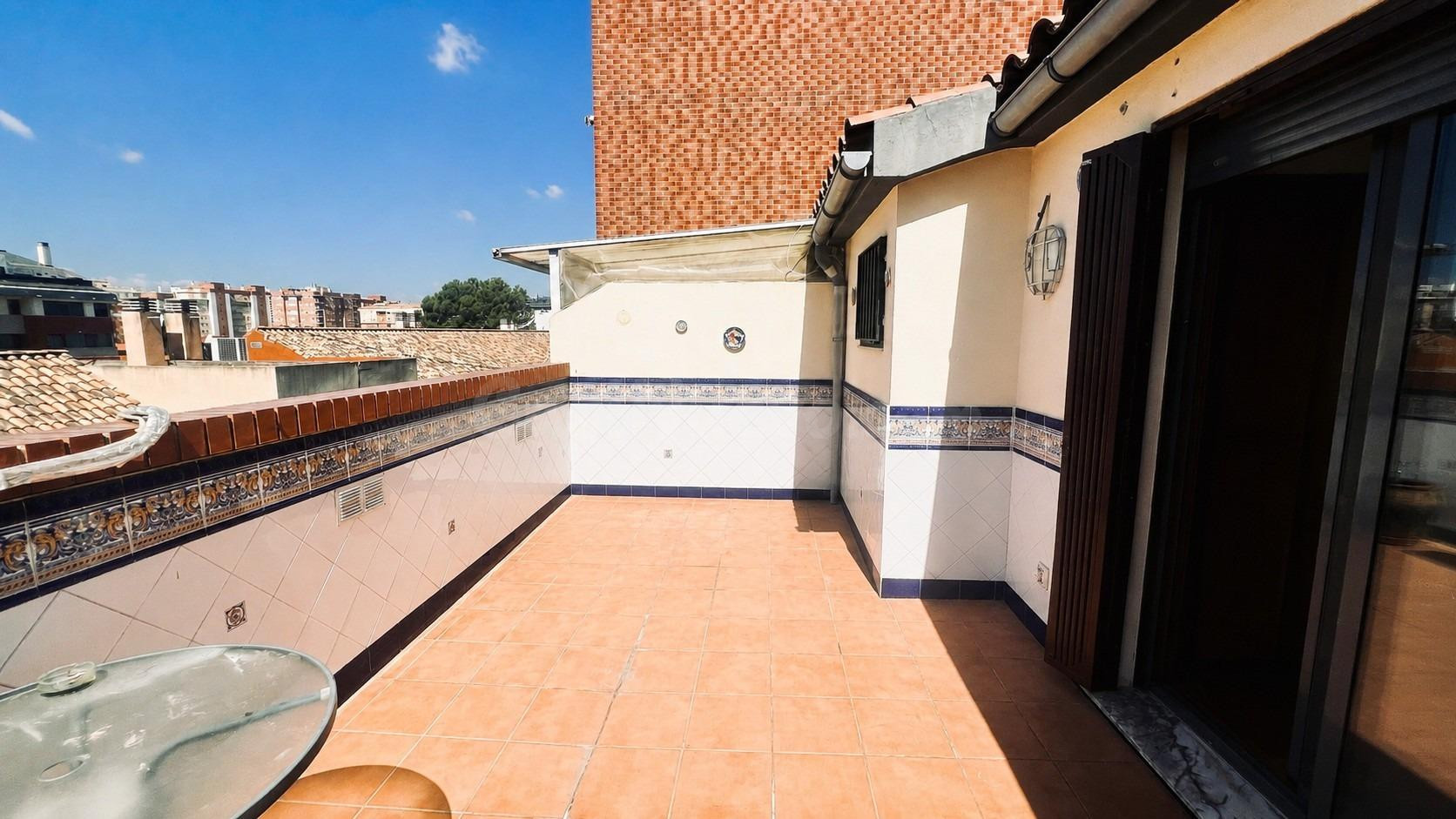 Ático dúplex con dos terrazas, garaje y trastero en Calle Rí