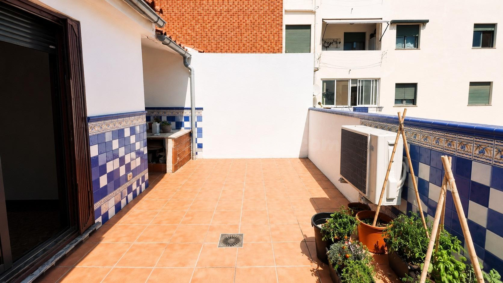 Ático dúplex con dos terrazas, garaje y trastero en Calle Rí - foto 2