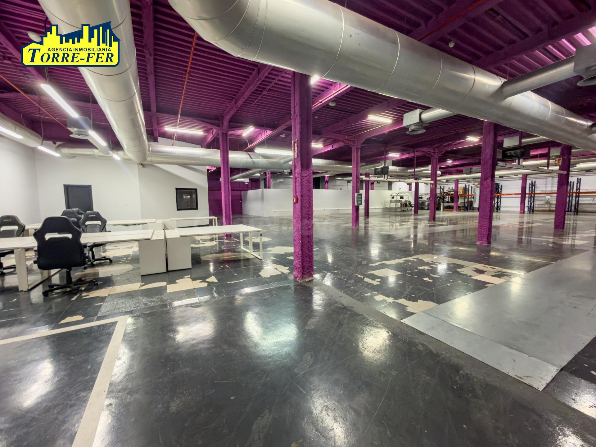 ¡Amplio espacio profesional en alquiler con zona de oficinas!