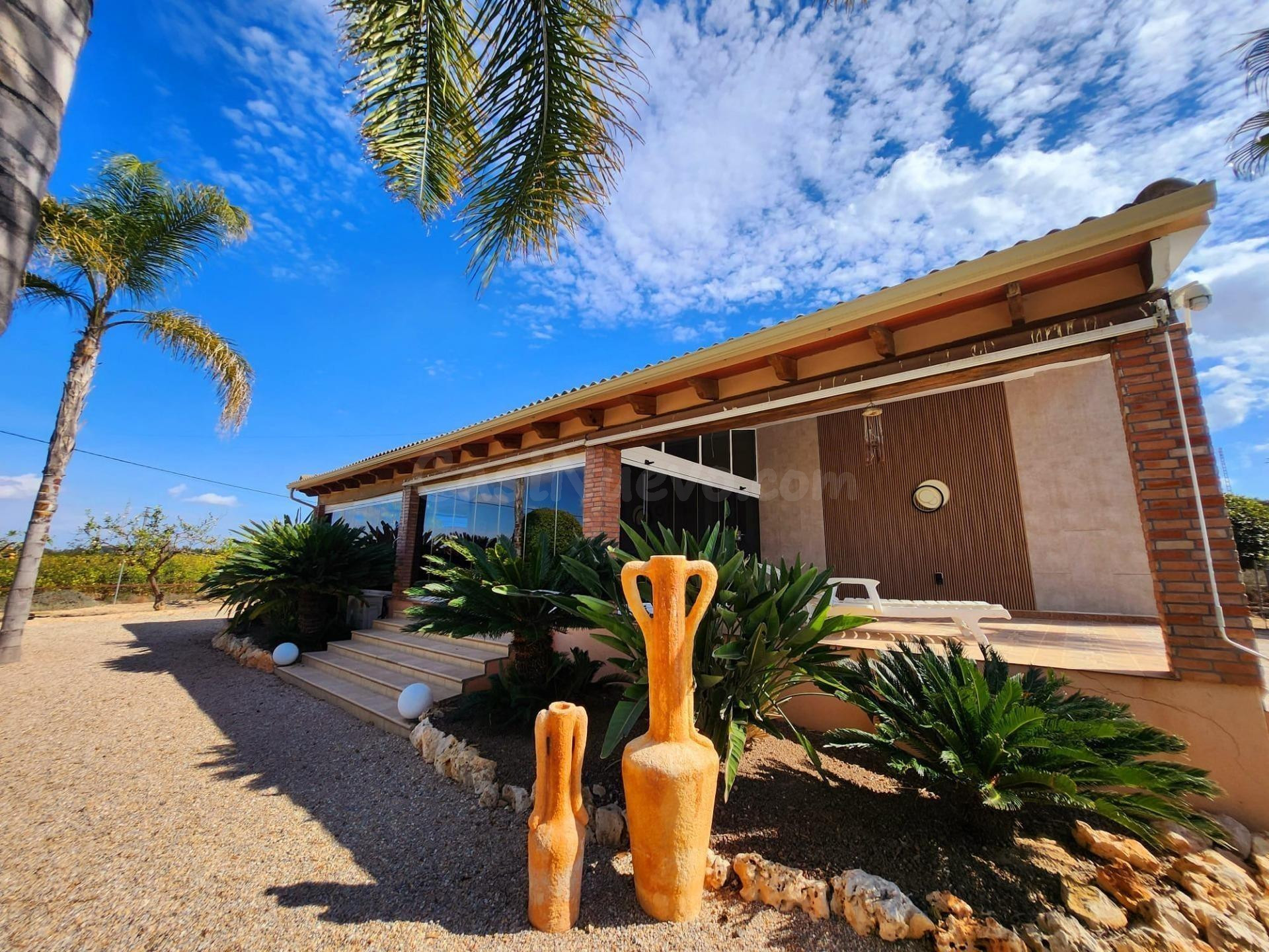 Chalet independiente con piscina, jacuzzi en Jacarilla.