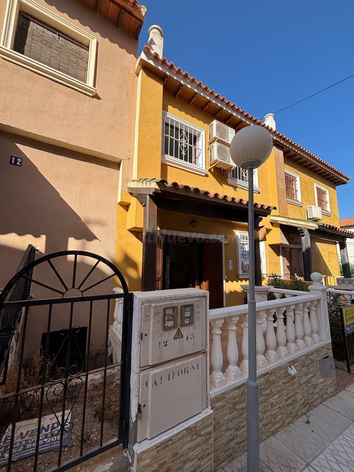 Dúplex adosado ubicado en la codiciada zona de Cabo Cervera, a tan solo 50 metros de las cristalinas calas