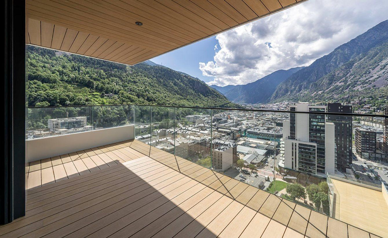 Exclusivo ático de 4 habitaciones en la planta 20 de Terrasses d’Emprivat con cubierta privada