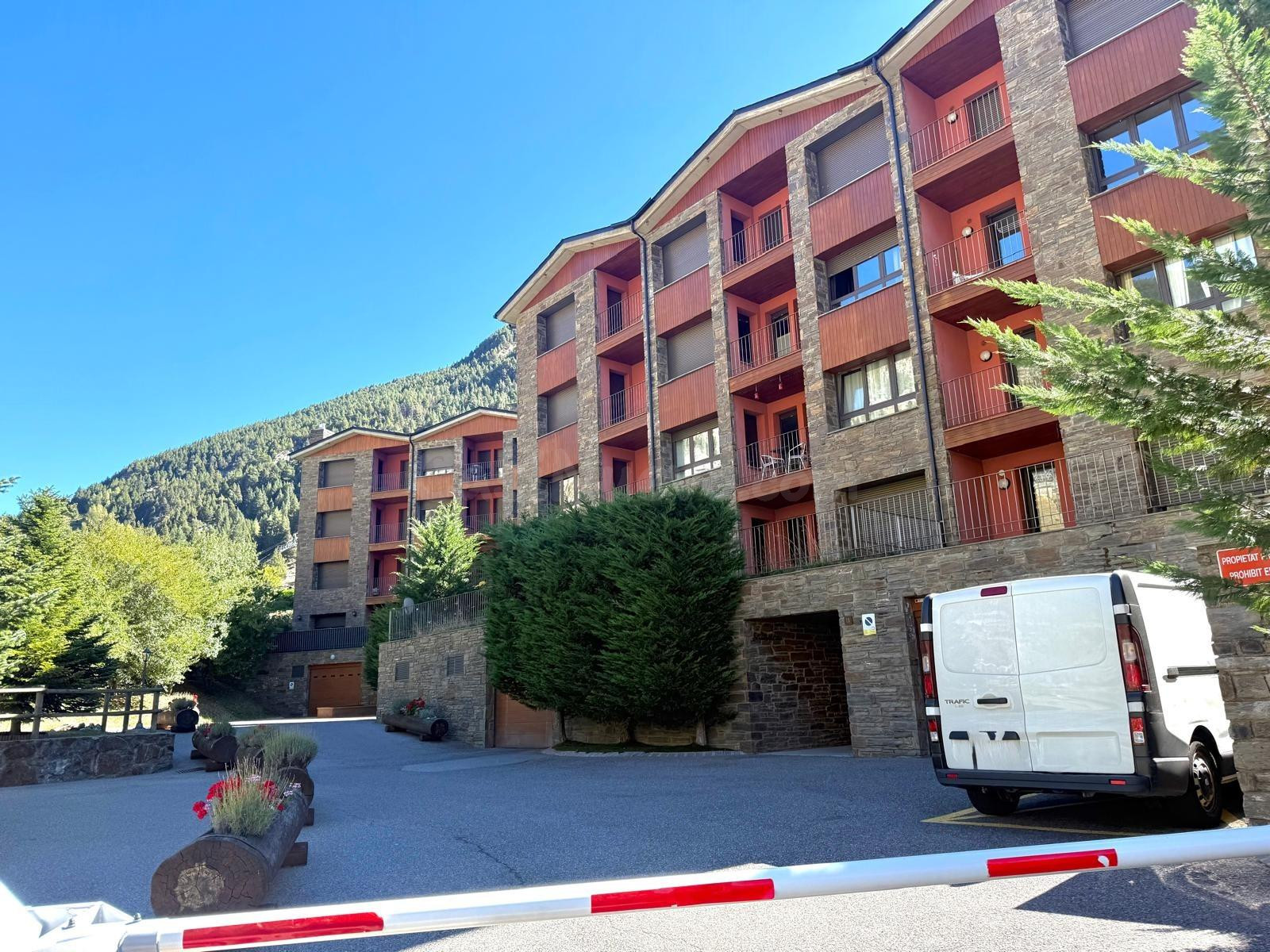 Acogedor y soleado piso de 74 m2 con 2 habitaciones dobles exteriores en Prats (Canillo)