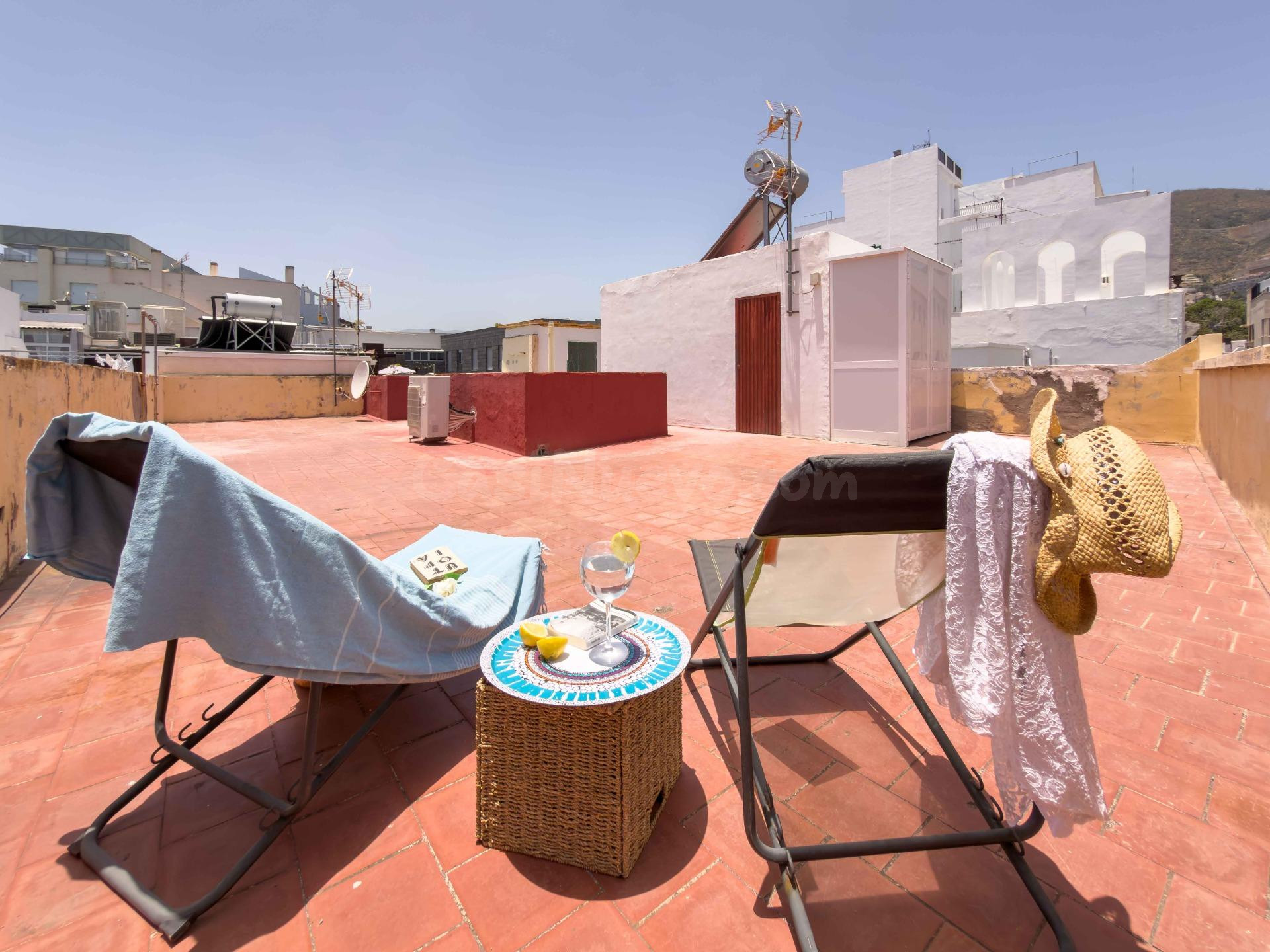 PISO BAJO DE 3 HAB. PATIO INTERIOR, SOLANA Y AZOTEA PRIVATIV