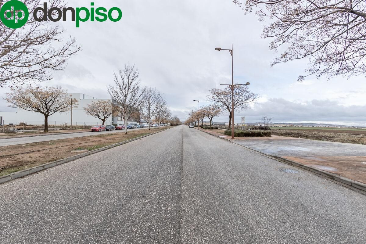 Parcela con proyecto básico de 24 naves industriales en el P - foto 5