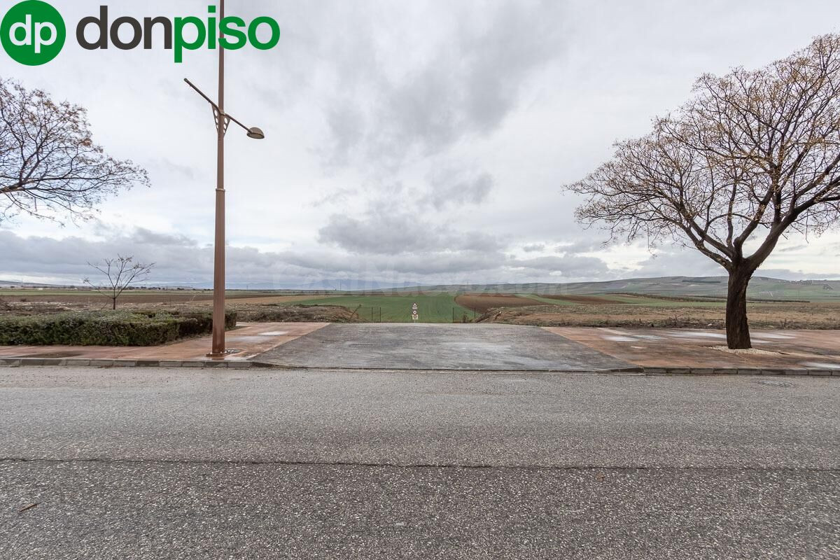 Parcela con proyecto básico de 17 naves industriales en el P - foto 5