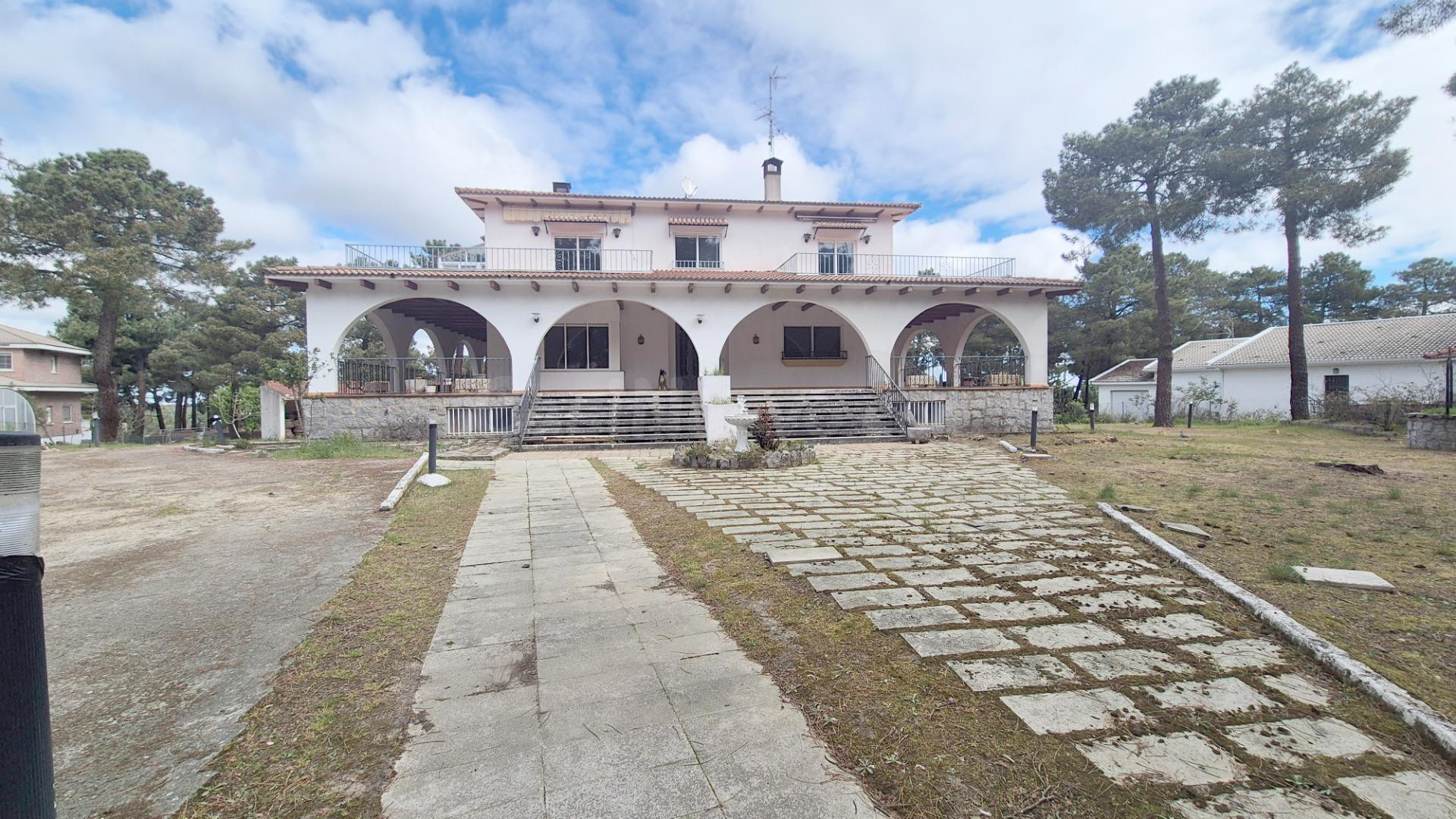 CHALET VENTA  EL PINAR DE ALBA. Urbis te ofrece un chalet individual en venta en El Pinar de Alba, Alba de Tormes, Salamanca.